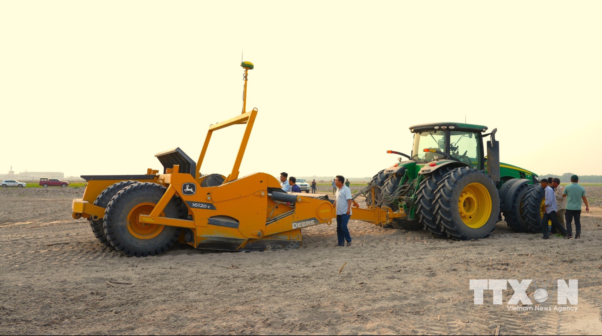 Nông dân Tây Ninh áp dụng cơ giới hóa triệt để trong sản xuất nông nghiệp trên cánh đồng diện tích lớn. (Ảnh: Minh Phú/TTXVN)